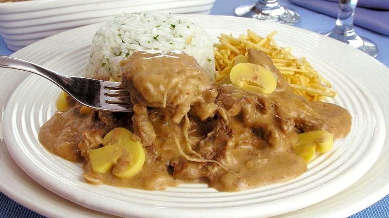 Estrogonofe de carne e queijo &ndash; Foto: Guia da Cozinha
