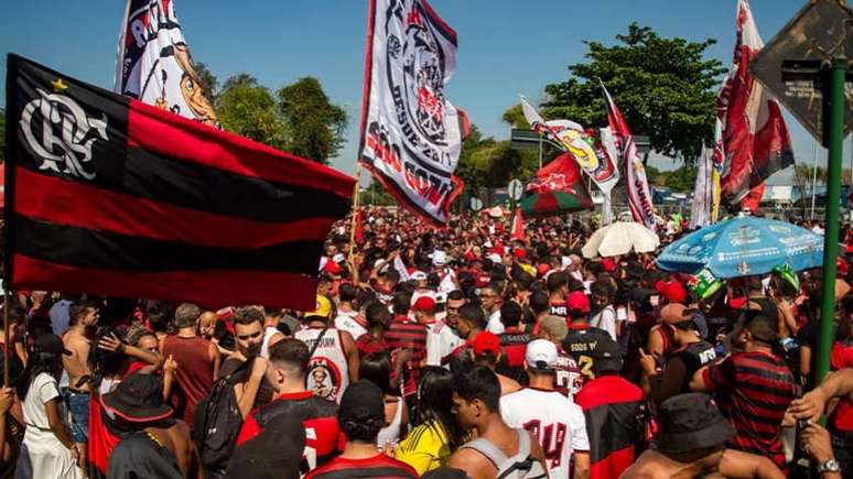 Torcida do Flamengo prepara AeroFla antes de embarque para o Mundial de Clubes