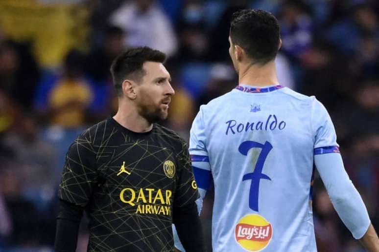 Cristiano Ronaldo e Messi durante amistoso na Árabia Saudita nessa quinta-feira (Foto: FRANCK FIFE / AFP)