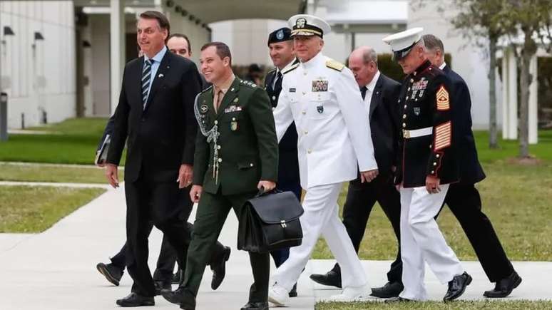 Mauro Cid (ao centro, de uniforme verde escuro) era um dos assessores mais próximos de Bolsonaro e é militar da ativa