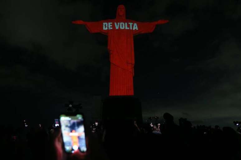 Cristo Redentor recebe projecao com imagens do UFC para promover o UFC238 que acontece no Rio de Janeiro.