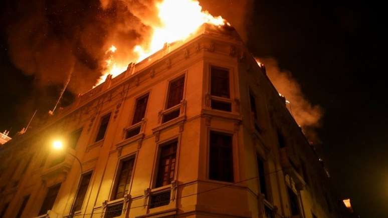 Um prédio no centro de Lima foi atingido por um forte incêndio