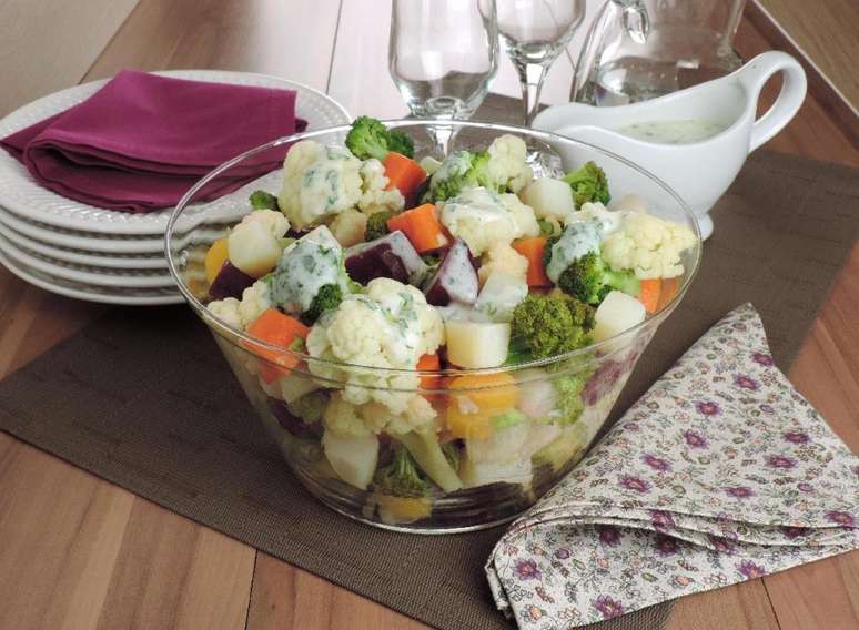 Salada refrescante de legumes – Foto: Guia da Cozinha