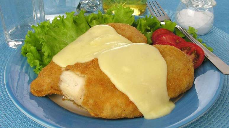 Filezinho empanado com creme de queijo &ndash; Foto: Guia da Cozinha