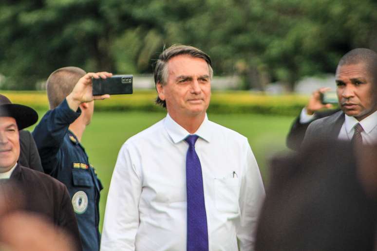 Bolsonaro pretende esticar sua estada nos EUA e, segundo a Folha de S. Paulo, foi orientado a cumprir um roteiro de palestras para custear sua permanência.