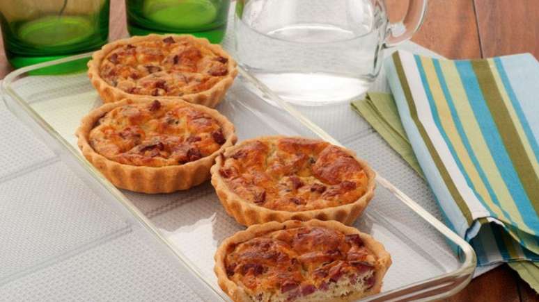 Miniquiche de calabresa e queijo coalho &ndash; Foto: Guia da Cozinha