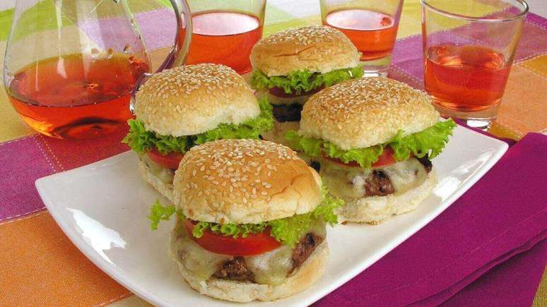 Mini-hamb&uacute;rguer com queijo &ndash; Foto: Guia da Cozinha