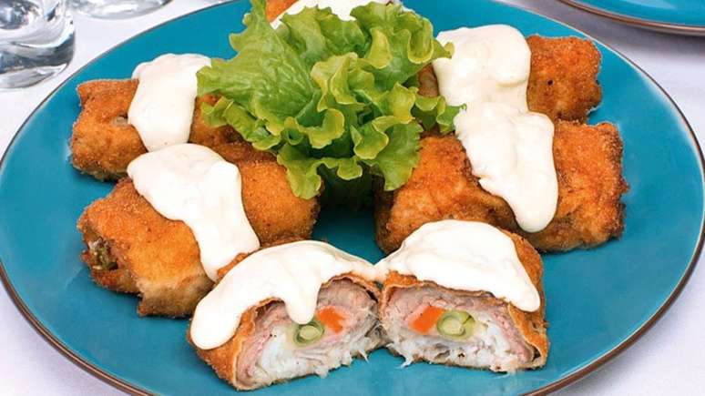 Rol&ecirc; de til&aacute;pia empanado ao molho de queijos &ndash; Foto: Guia da Cozinha