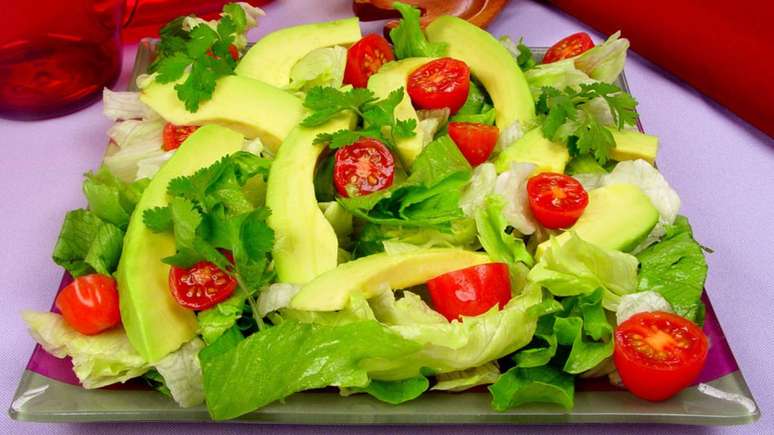 A salada de avocado é uma das receitas com abacate mais nutritivas – Foto: Guia da Cozinha