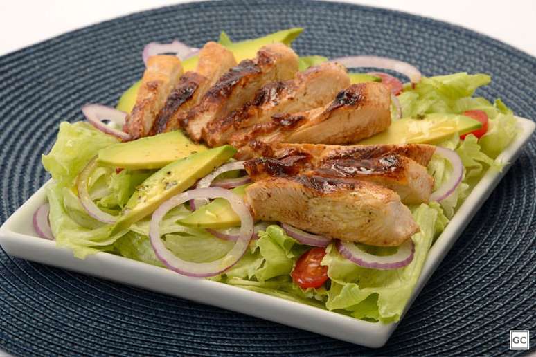 Salada de frango com avocado – Foto: Guia da Cozinha