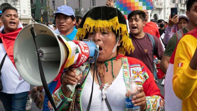 Manifestante com megafone em Lima