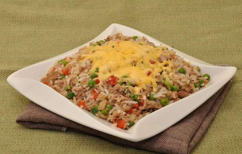 Atum e legumes com arroz – Foto: Guia da Cozinha