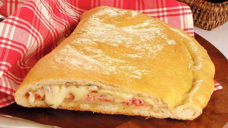 Calzone recheado de presunto e queijo &ndash; Foto: Guia da Cozinha