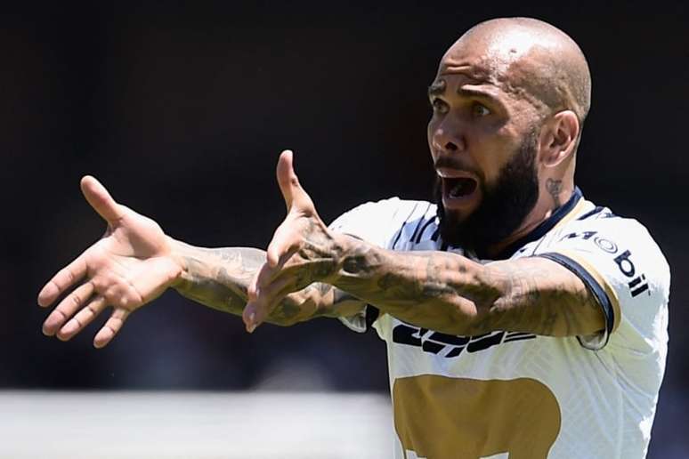 Daniel Alves com a camisa do Pumas (Foto: CLAUDIO CRUZ / AFP)