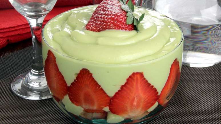 Avocado cream with strawberries – Photo: Guia da Cozinha