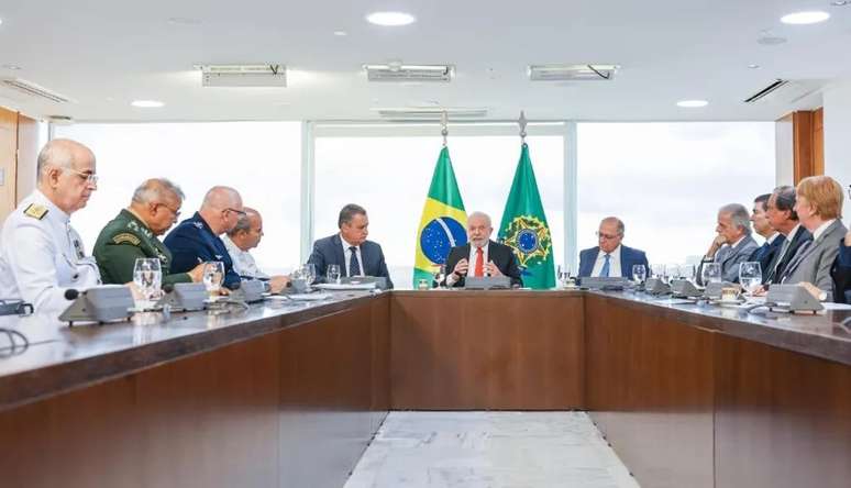 Lula participa de reunião com chefes das Forças Armadas nesta sexta (20), em Brasília