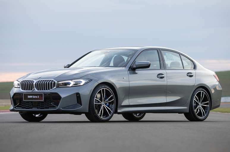 BMW Série 3 vendeu mais da metade de todos os sedãs premium no País em 2022.