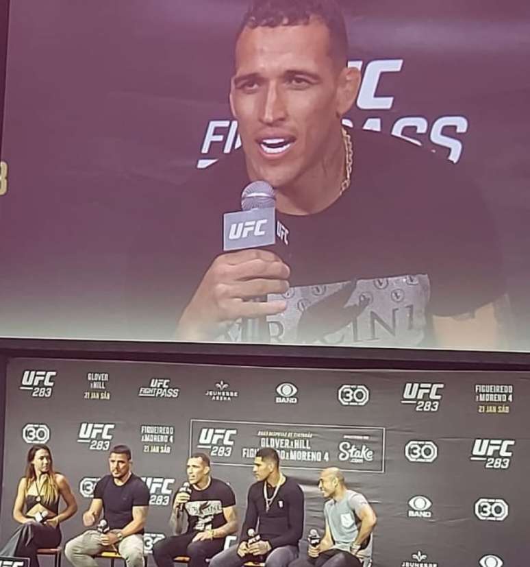 Charles do Bronx concedeu entrevista durante a pesagem do UFC 283 (Foto: Matheus Andrade/ Lance)