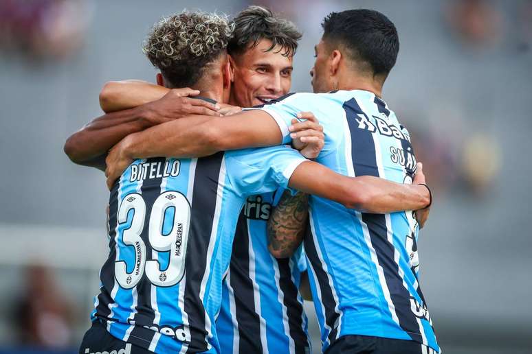 Jogadores do Grêmio comemoram virada sobre o Caxias.