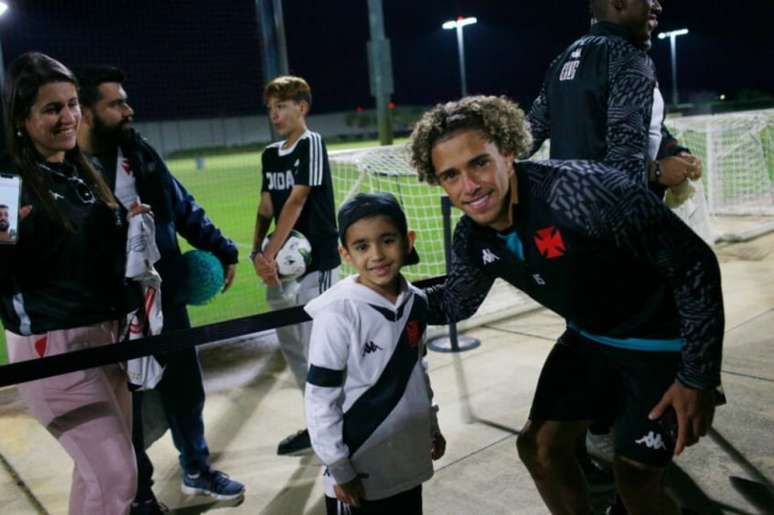 Figueiredo foi um dos jogadores mais festejados pelos sócios-torcedores (Daniel Ramalho/Vasco)