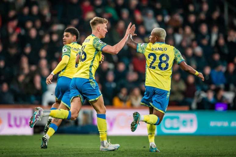 Scarpa helps Danilo with the translation on his debut for Nottingham Forest
