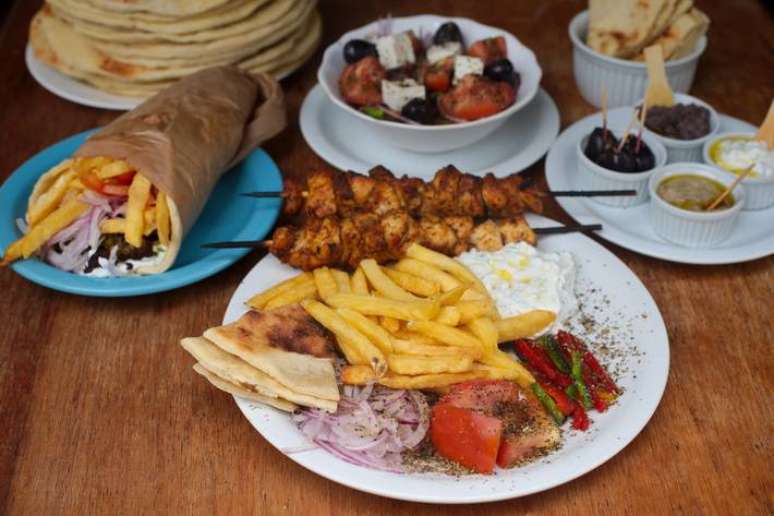 Prato Grego aposta na gastronomia grega tradicional e mant&eacute;m viva tradi&ccedil;&atilde;o da quebra de pratos.