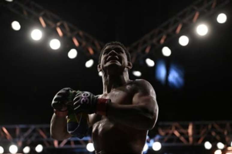 Durinho venceu duelo neste sábado no UFC 283 (MAURO PIMENTAL/AFP)