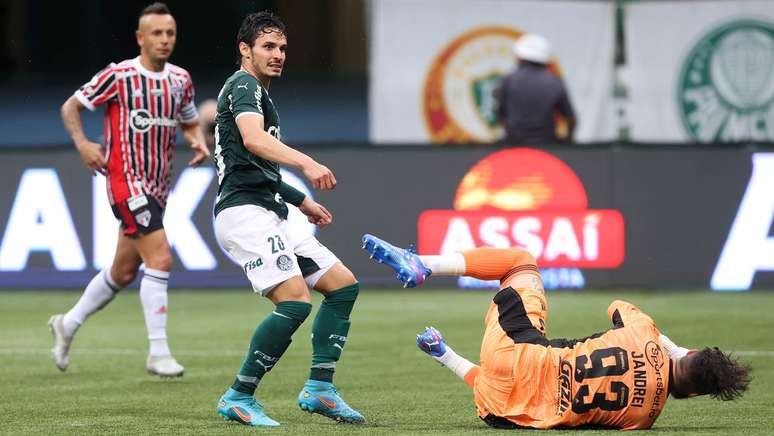 Em 2022, Raphael Veiga fez do São Paulo a sua principal vítima nos clássicos