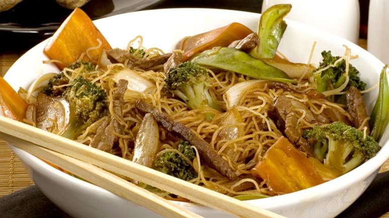 Macarr&atilde;o oriental bifum com carne e legumes- Foto: Guia da Cozinha