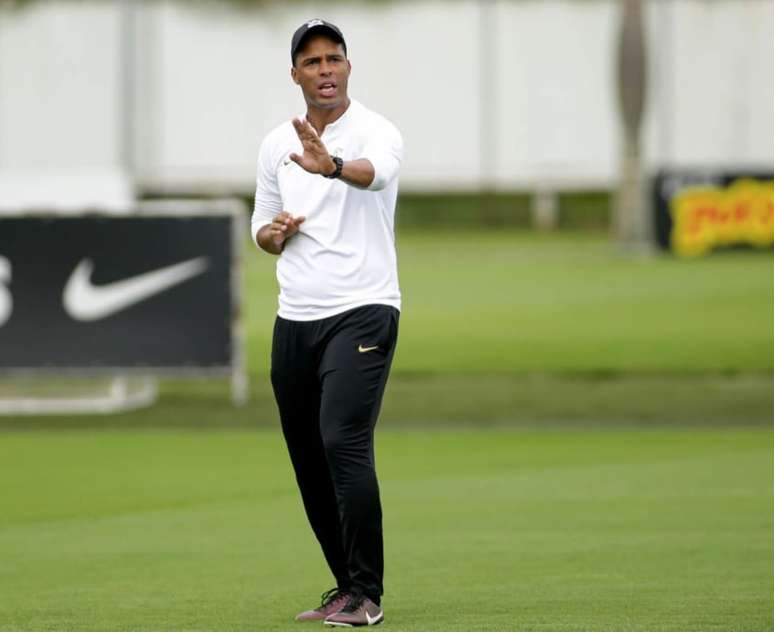 Lázaro explica oscilação do Corinthians fora de casa, esquema e rodízio após empate com a Inter de Limeira