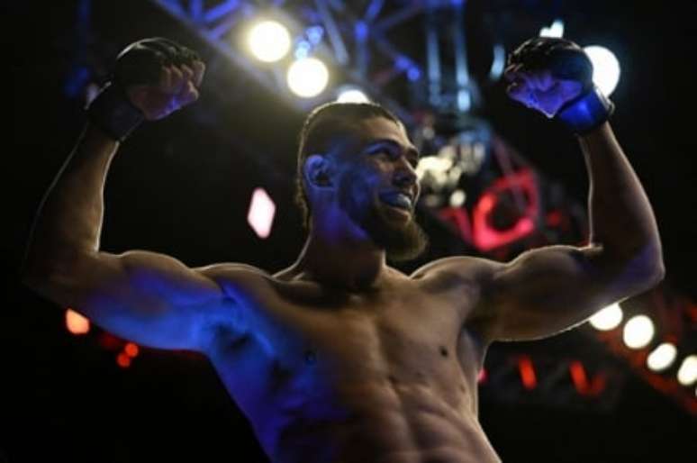 Jhonny Walker brilhou contra escocês no UFC 283 (MAURO PIMENTEL/AFP)