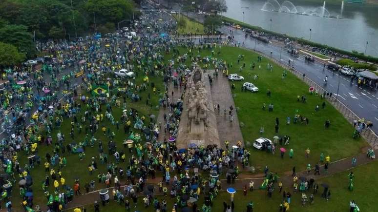 Manifestantes bolsonaristas no Ibirapuera, nas imedia&ccedil;&otilde;es do Comando Militar do Sudeste, em 2 de novembro