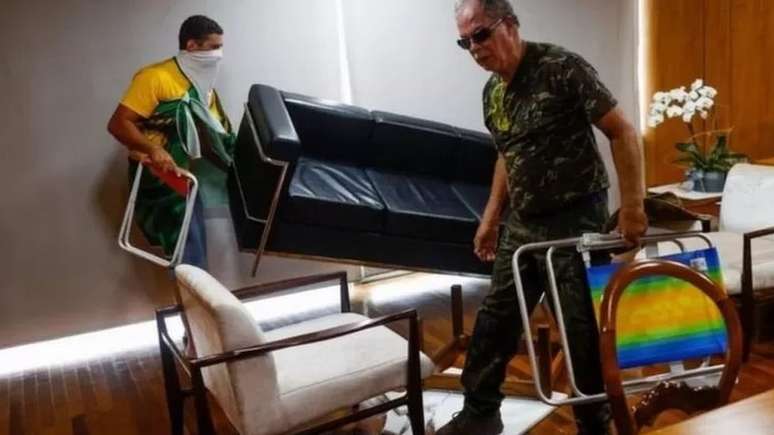 Grupos que invadiram pr&eacute;dios p&uacute;blicos em Bras&iacute;lia se organizaram em comunidades bolsonaristas nas redes sociais