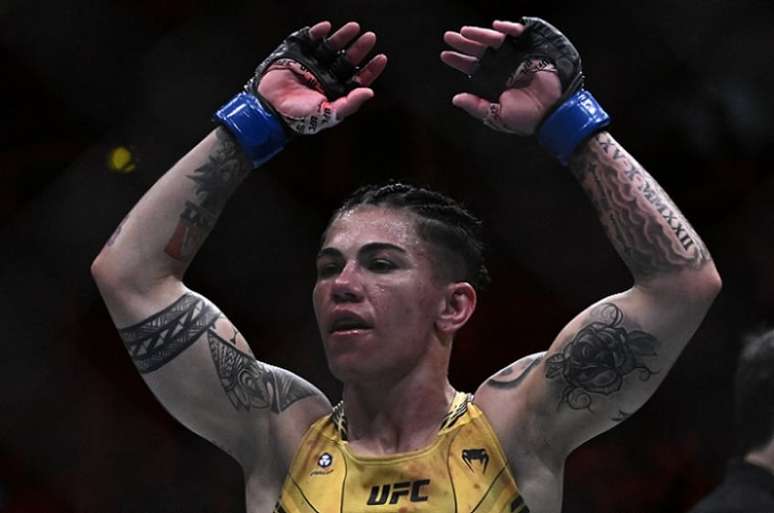 Jéssica 'Bate-Estaca' venceu duelo do card principal do UFC 283 (MAURO PIMENTEL/AFP)