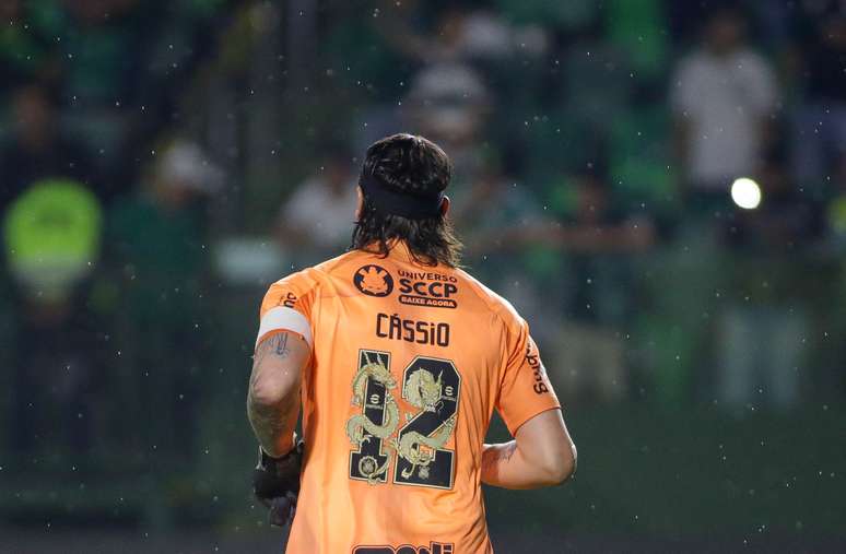 Cássio admite necessidade de jogar melhor fora de casa: 