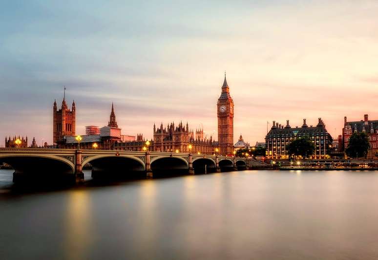 Londres é a capital inglesa, uma das mais importantes da Europa, foco de intenso turismo, uma grande força econômica e cultural.