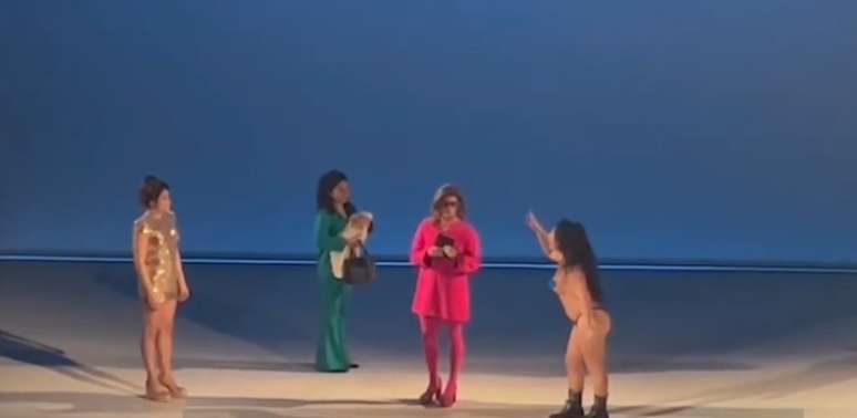 A atriz trans Keyla Brasil (à direita) contesta André Patrício (de vermelho) por fazer papel de uma mulher transexual