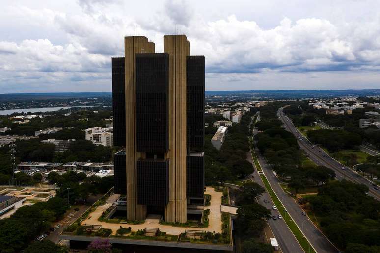 Para atingir a meta de inflação fixada pelo CMN, o Banco Central eleva ou reduz a taxa básica de juros.