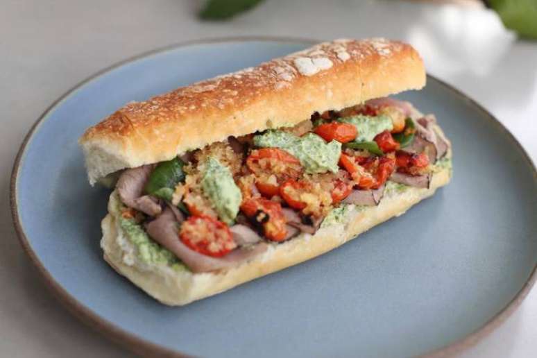 Assim que montar seu sandu&iacute;che de rosbife, coma-o imediatamente.