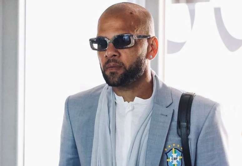 Daniel Alves nega, mas a justi&ccedil;a da Espanha decidiu aceitar a den&uacute;ncia do Minist&eacute;rio P&uacute;blico.