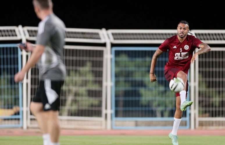 Cassiano vive grande fase com a camisa do Al Faisaly (Divulgação/Al Faisaly)