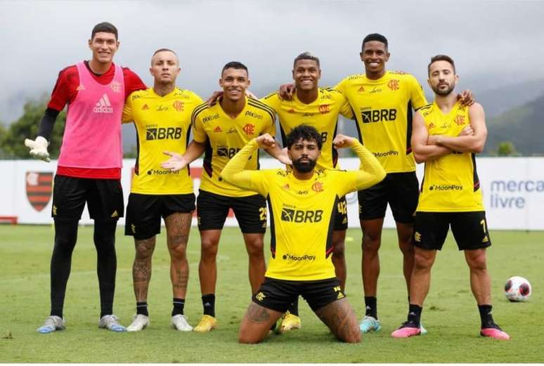 Perto de período decisivo no Flamengo, jovens lutam para ganhar espaço com Vítor Pereira