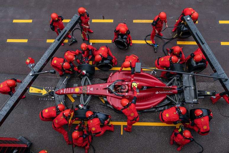 Sainz e Leclerc protagonizaram pixotada em parada dupla da Ferrari em M&ocirc;naco 