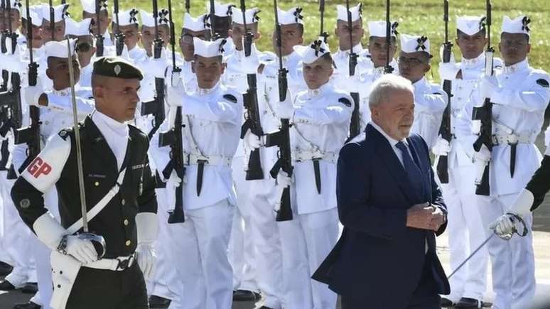 Lula enfrenta problemas com militares e trocou o comando duas semanas após invasão das sedes dos Três Poderes
