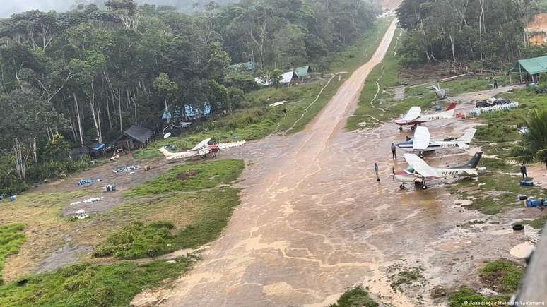 Foto de 2022 mostra pista de pouso dentro da TI Yanomami dominada por garimpeiros