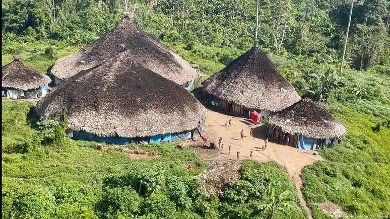 Uma das 370 aldeias isoladas da TI Yanomami, localizada a menos de 10 km de área de garimpo