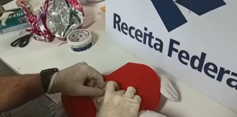 Drogas foram encontradas dentro de cora&ccedil;&atilde;o de pel&uacute;cia