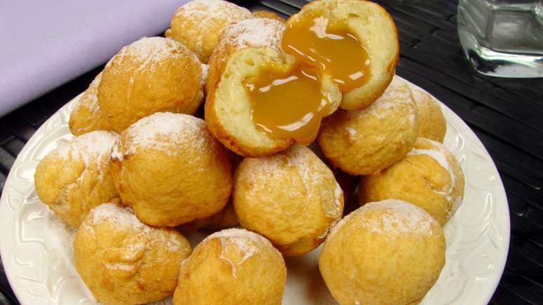 Bolinho de chuva com doce de leite – Foto: Guia da Cozinha