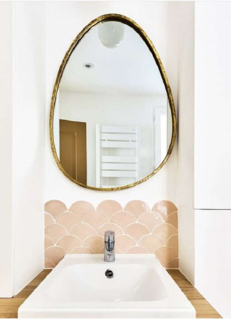 57. Lavabo moderno pequeno com revestimento escama de peixe apenas na area da pia &ndash; Foto Decor Facil
