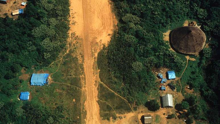 Pista de pouso em terra yanomami que é usada por garimpeiros ilegais